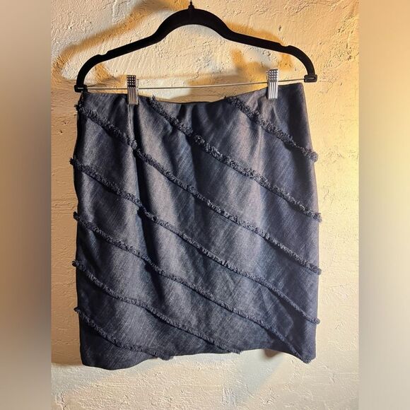 Denim skirt by WORTH w frayed diagonal detail, mini, excellent quality NWOT - Picture 5 of 7